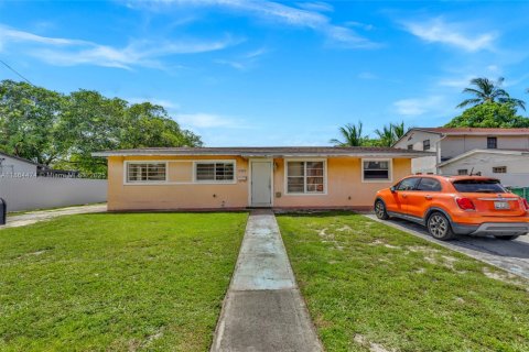 House in Miami Gardens, Florida 3 bedrooms, 118.36 sq.m. № 1892601 - photo 1