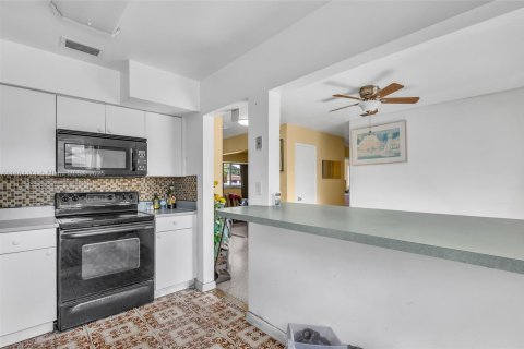 House in Miami Gardens, Florida 3 bedrooms, 118.36 sq.m. № 1892601 - photo 14