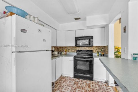 House in Miami Gardens, Florida 3 bedrooms, 118.36 sq.m. № 1892601 - photo 13