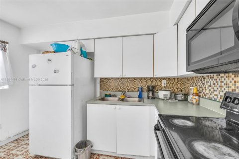 House in Miami Gardens, Florida 3 bedrooms, 118.36 sq.m. № 1892601 - photo 15