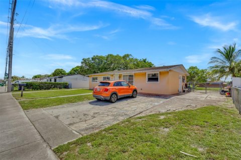 House in Miami Gardens, Florida 3 bedrooms, 118.36 sq.m. № 1892601 - photo 3