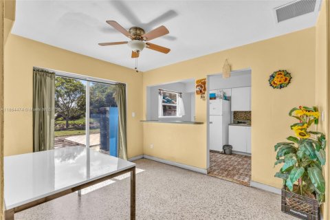 House in Miami Gardens, Florida 3 bedrooms, 118.36 sq.m. № 1892601 - photo 11