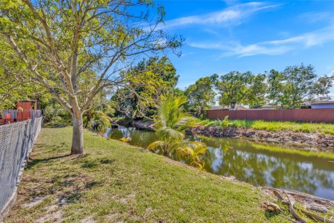 House in Miami Gardens, Florida 3 bedrooms, 118.36 sq.m. № 1892601 - photo 4