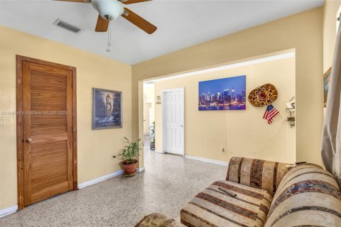 House in Miami Gardens, Florida 3 bedrooms, 118.36 sq.m. № 1892601 - photo 9