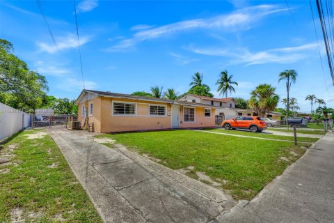 House in Miami Gardens, Florida 3 bedrooms, 118.36 sq.m. № 1892601 - photo 2