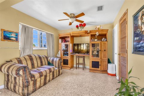 House in Miami Gardens, Florida 3 bedrooms, 118.36 sq.m. № 1892601 - photo 8