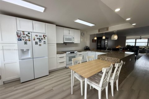 Купить кондоминиум в Санрайз, Флорида 2 спальни, 127м2, № 1715768 - фото 7