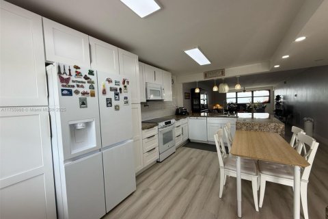 Купить кондоминиум в Санрайз, Флорида 2 спальни, 127м2, № 1715768 - фото 6