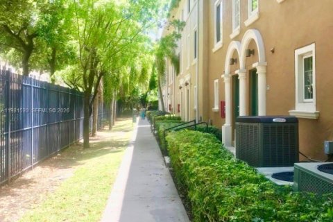 Снять в аренду таунхаус в Авентура, Флорида 2 спальни, 122.26м2, № 2043617 - фото 9