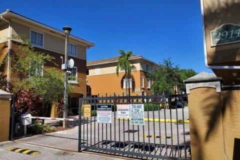 Снять в аренду таунхаус в Авентура, Флорида 2 спальни, 122.26м2, № 2043617 - фото 18
