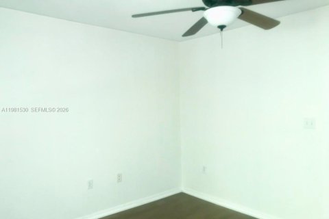 Снять в аренду таунхаус в Авентура, Флорида 2 спальни, 122.26м2, № 2043617 - фото 5