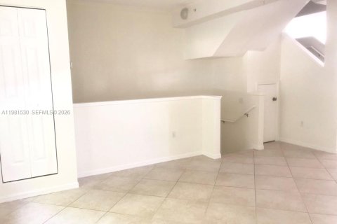 Снять в аренду таунхаус в Авентура, Флорида 2 спальни, 122.26м2, № 2043617 - фото 2