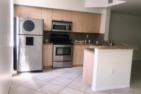 Снять в аренду таунхаус в Авентура, Флорида 2 спальни, 122.26м2, № 2043617 - фото 10