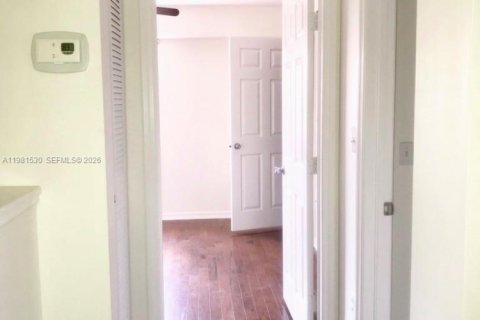Снять в аренду таунхаус в Авентура, Флорида 2 спальни, 122.26м2, № 2043617 - фото 17
