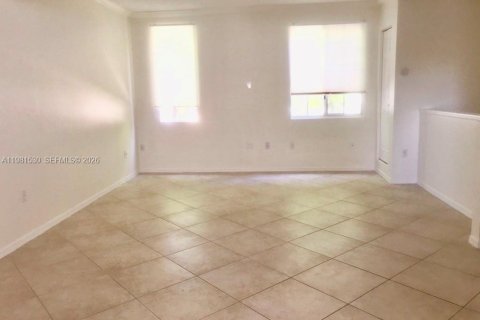 Снять в аренду таунхаус в Авентура, Флорида 2 спальни, 122.26м2, № 2043617 - фото 3