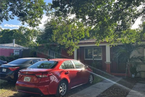 House in Miami, Florida 2 bedrooms, 175.12 sq.m. № 2327640