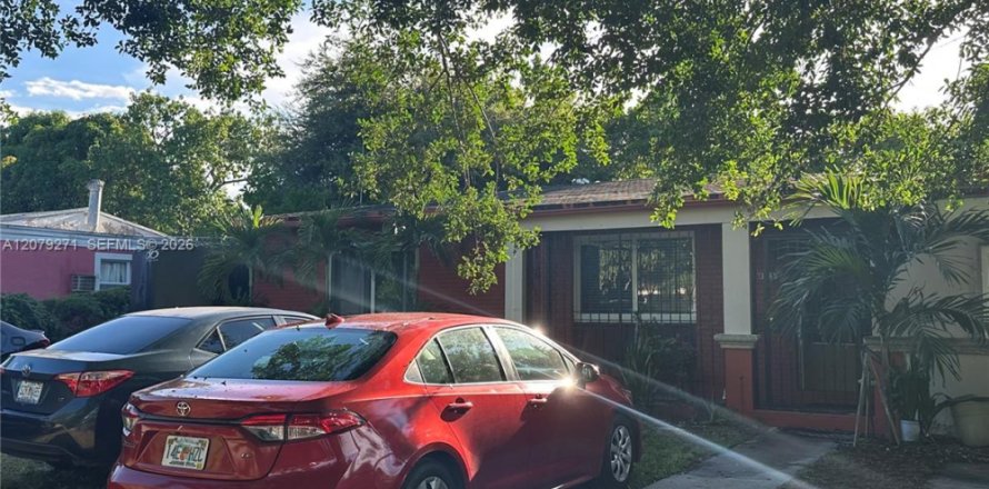 House in Miami, Florida 2 bedrooms, 175.12 sq.m. № 2327640