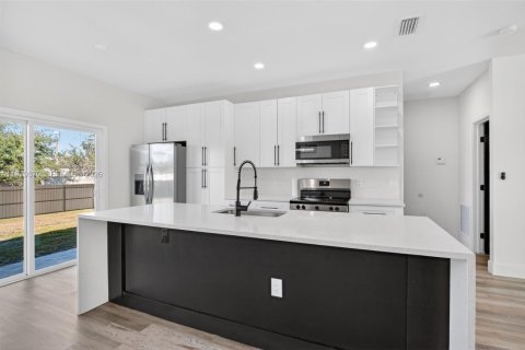 Купить виллу или дом в Лихай-Эйкерс, Флорида 3 спальни, № 2045250 - фото 9