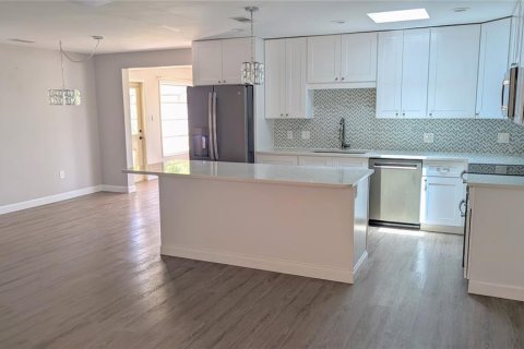 House in Venice, Florida 2 bedrooms, 130.99 sq.m. № 2291875 - photo 9