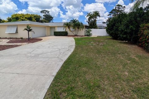 House in Venice, Florida 2 bedrooms, 130.99 sq.m. № 2291875