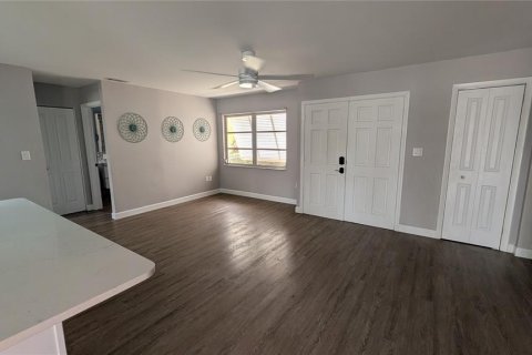 House in Venice, Florida 2 bedrooms, 130.99 sq.m. № 2291875 - photo 3
