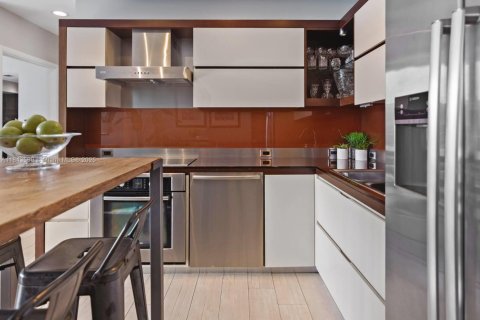 Condo in Miami Beach, Florida, 2 bedrooms  № 1848753 - photo 12