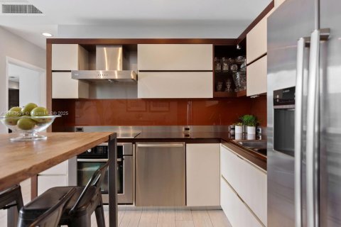 Condo in Miami Beach, Florida, 2 bedrooms  № 1848753 - photo 11