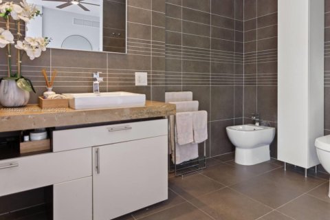 Condo in Miami Beach, Florida, 2 bedrooms  № 1848753 - photo 17