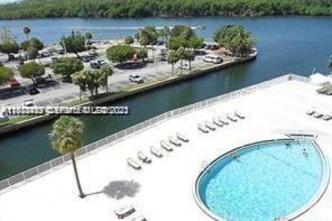 Condominio en venta en Sunny Isles Beach, Florida, 1 dormitorio, 64.75 m2 № 2077154 - foto 19