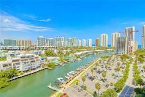 Condominio en venta en Sunny Isles Beach, Florida, 1 dormitorio, 64.75 m2 № 2077154 - foto 10