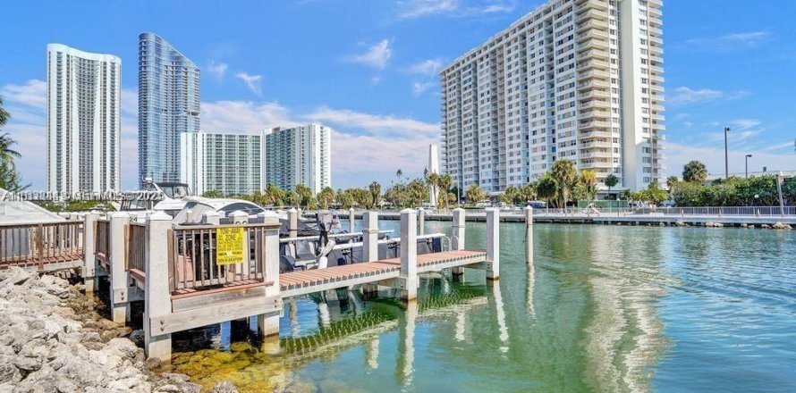 Condominio en Sunny Isles Beach, Florida, 1 dormitorio  № 2077154