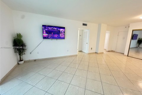 Condominio en venta en Sunny Isles Beach, Florida, 1 dormitorio, 64.75 m2 № 2077154 - foto 30