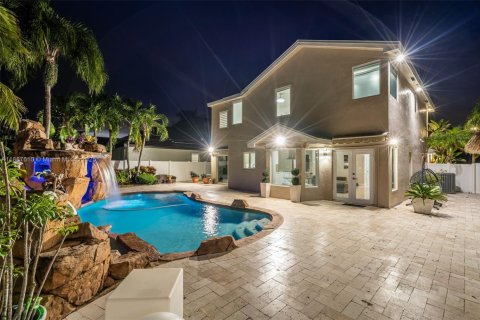 Купить виллу или дом в Пемброк-Пайнс, Флорида 3 спальни, 201.78м2, № 1941333 - фото 2