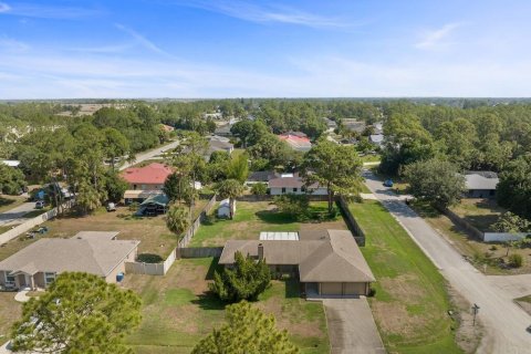 House in Palm Bay, Florida 3 bedrooms, 165.46 sq.m. № 1207448 - photo 1