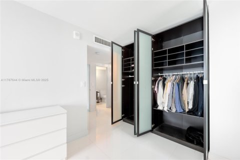 Купить кондоминиум в Халландейл-Бич, Флорида 2 спальни, 136.19м2, № 1708408 - фото 24