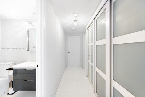 Купить кондоминиум в Халландейл-Бич, Флорида 2 спальни, 136.19м2, № 1708408 - фото 17