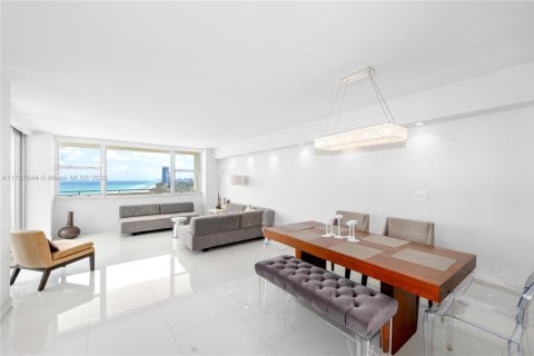 Купить кондоминиум в Халландейл-Бич, Флорида 2 спальни, 136.19м2, № 1708408 - фото 15