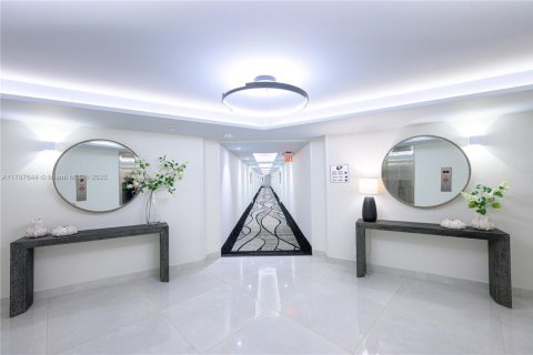 Купить кондоминиум в Халландейл-Бич, Флорида 2 спальни, 136.19м2, № 1708408 - фото 29