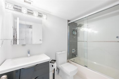 Купить кондоминиум в Халландейл-Бич, Флорида 2 спальни, 136.19м2, № 1708408 - фото 22