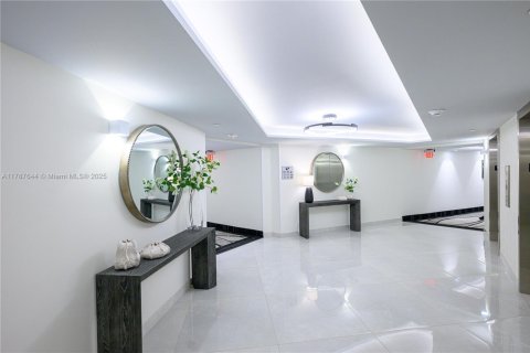 Купить кондоминиум в Халландейл-Бич, Флорида 2 спальни, 136.19м2, № 1708408 - фото 30