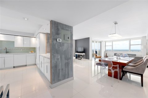 Купить кондоминиум в Халландейл-Бич, Флорида 2 спальни, 136.19м2, № 1708408 - фото 12