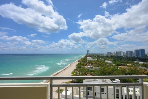 Купить кондоминиум в Халландейл-Бич, Флорида 2 спальни, 136.19м2, № 1708408 - фото 1