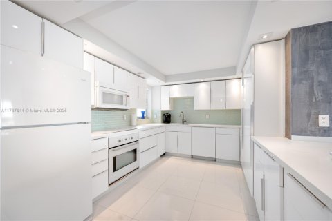 Купить кондоминиум в Халландейл-Бич, Флорида 2 спальни, 136.19м2, № 1708408 - фото 10