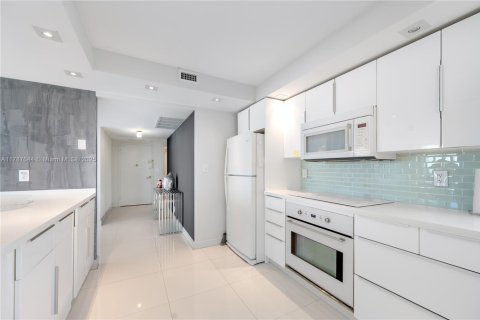 Купить кондоминиум в Халландейл-Бич, Флорида 2 спальни, 136.19м2, № 1708408 - фото 9