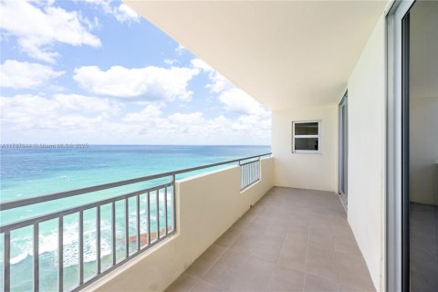 Купить кондоминиум в Халландейл-Бич, Флорида 2 спальни, 136.19м2, № 1708408 - фото 25