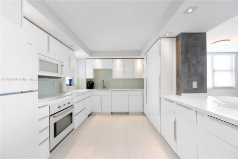 Купить кондоминиум в Халландейл-Бич, Флорида 2 спальни, 136.19м2, № 1708408 - фото 8