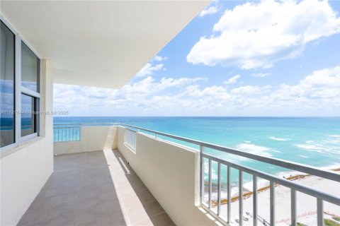 Купить кондоминиум в Халландейл-Бич, Флорида 2 спальни, 136.19м2, № 1708408 - фото 3