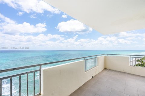 Купить кондоминиум в Халландейл-Бич, Флорида 2 спальни, 136.19м2, № 1708408 - фото 26