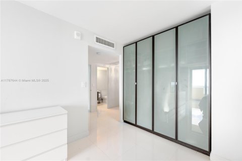 Купить кондоминиум в Халландейл-Бич, Флорида 2 спальни, 136.19м2, № 1708408 - фото 23