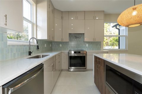 Villa ou maison à vendre à Tampa, Floride: 4 chambres, 171.87 m2 № 2410616 - photo 13
